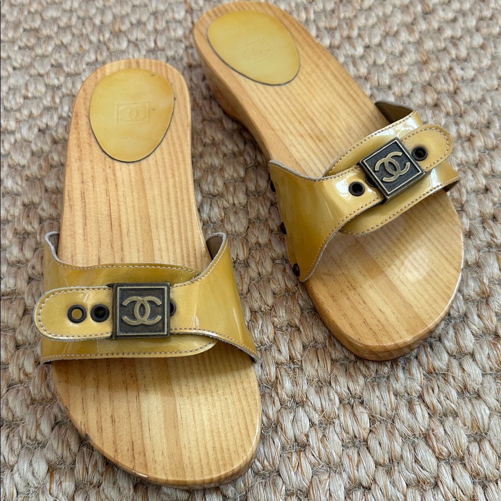 Vintage CHANEL Patent Leather Camel Wood Sandal Size 38 / 7.5